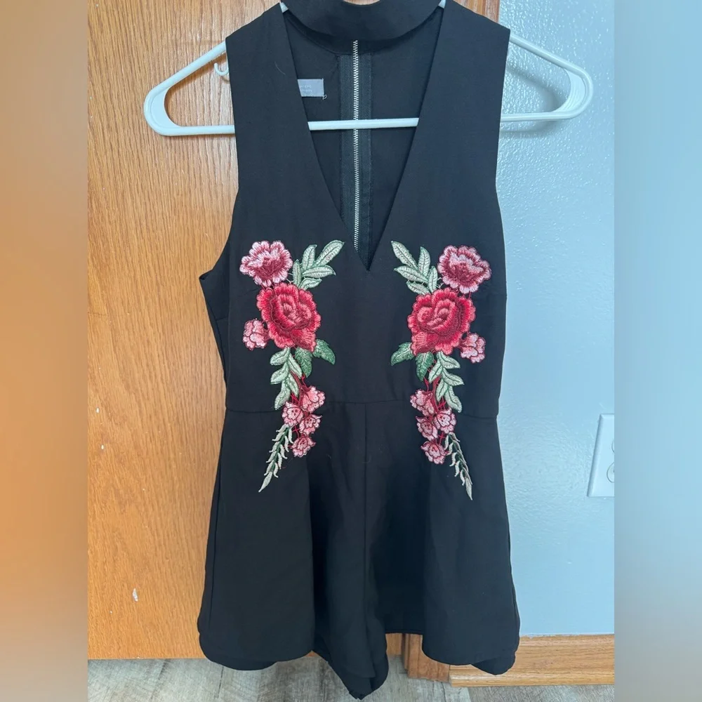 NLW size SM black skort w stitched pink floral pattern on front, cutout V-neck - Picture 2 of 7